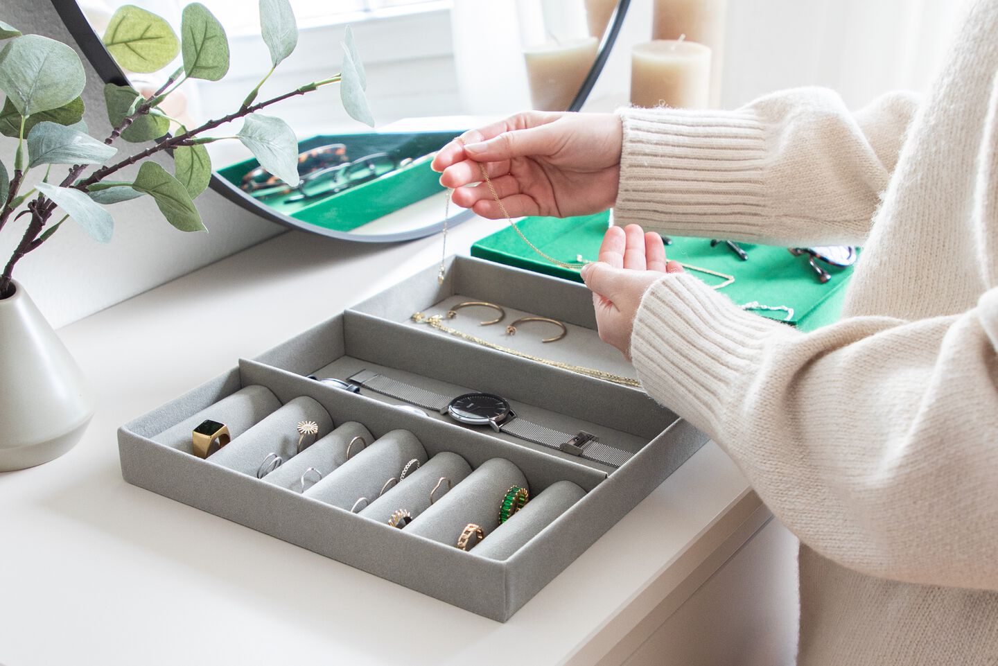 Schmuck wird in Kiste mit d-c-fix Velour&uuml;berzug gelegt